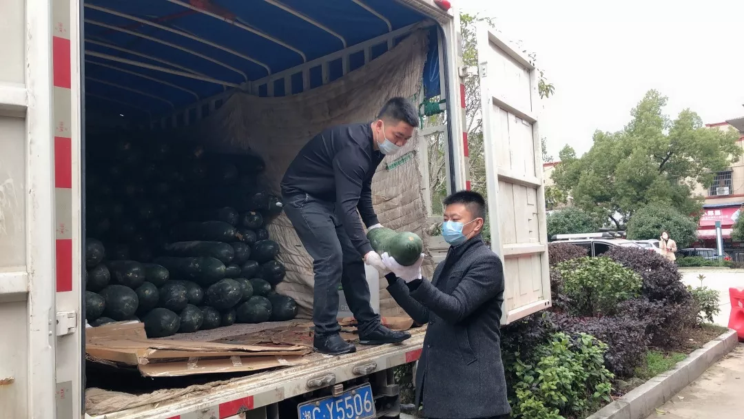 湘潭爱尔眼科医院携手湘潭市莲城志愿者协会慰问社区一线防控人员插图(2)