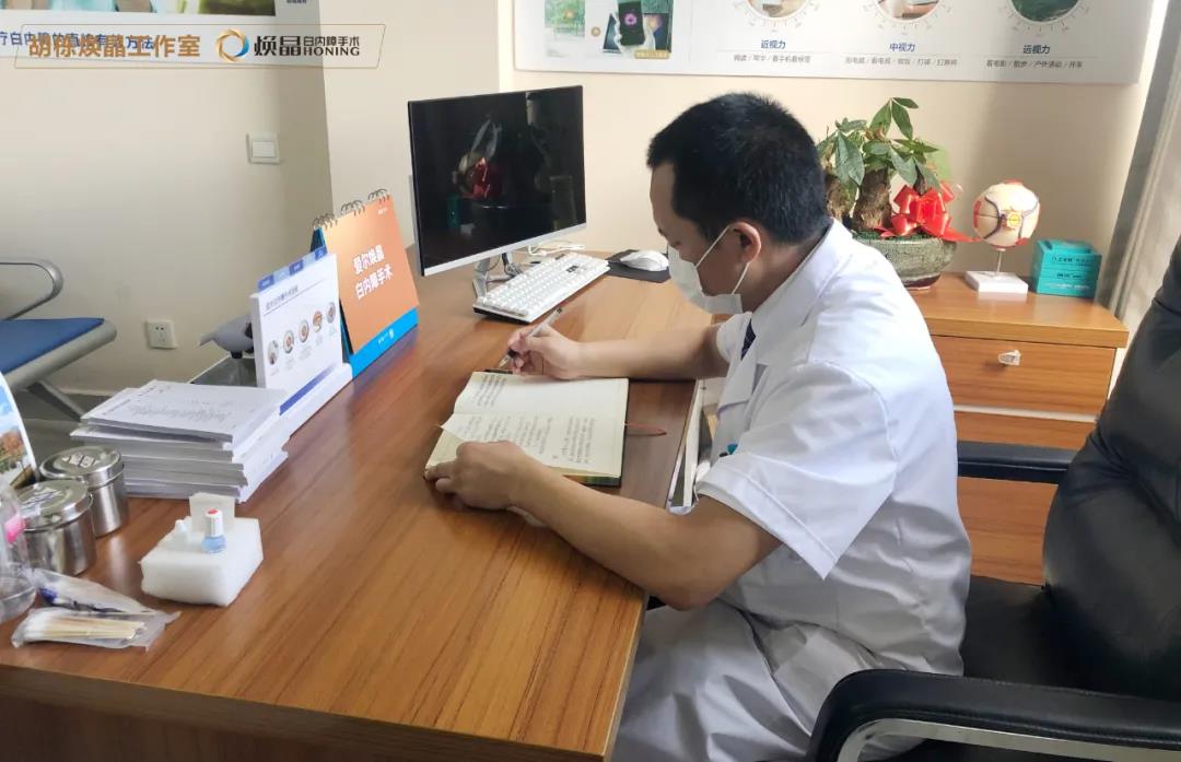 他说：“医生不按时吃饭是常事，患者才是重要的。”插图(5)