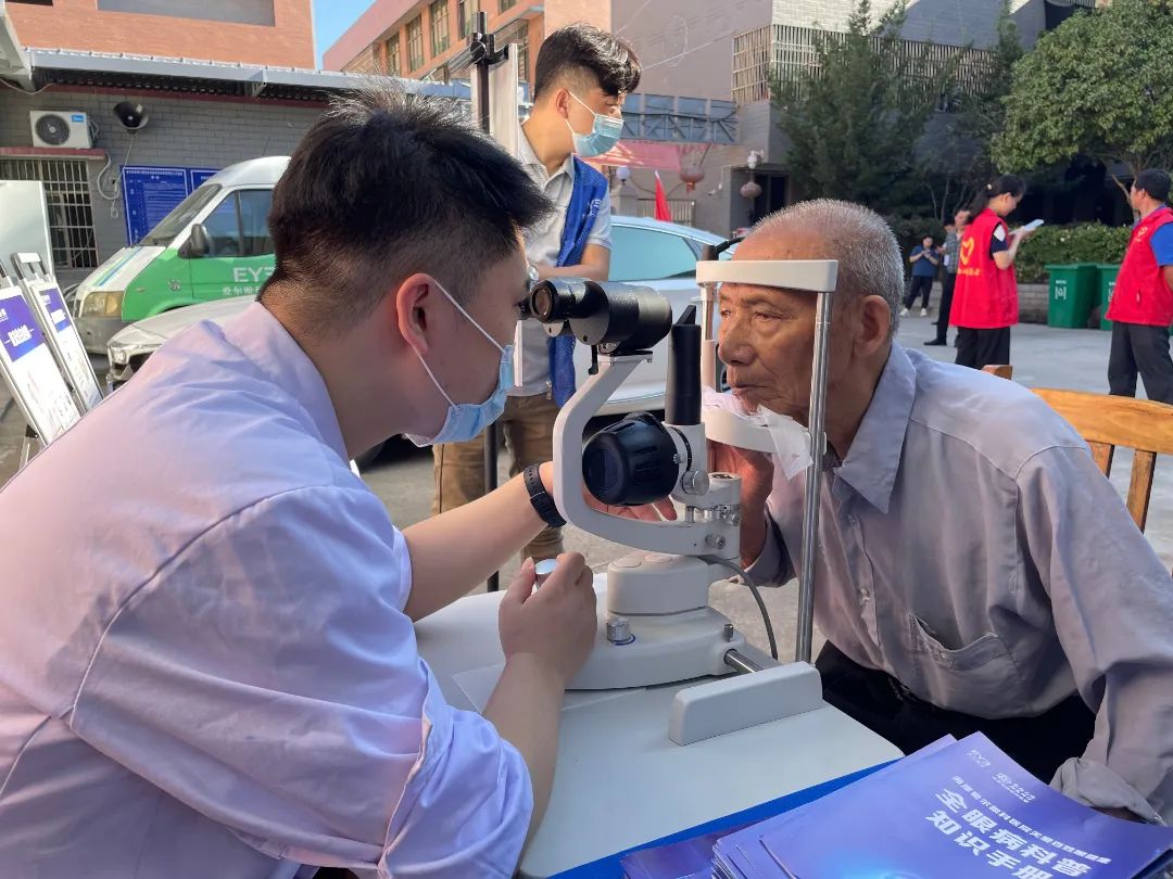 九九重阳 让爱看得见 丨湘潭爱尔眼科医院开展敬老关爱活动插图(2)