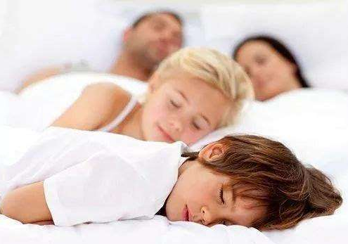 孩子总熬夜学习，睡眠少对视力有影响吗？插图