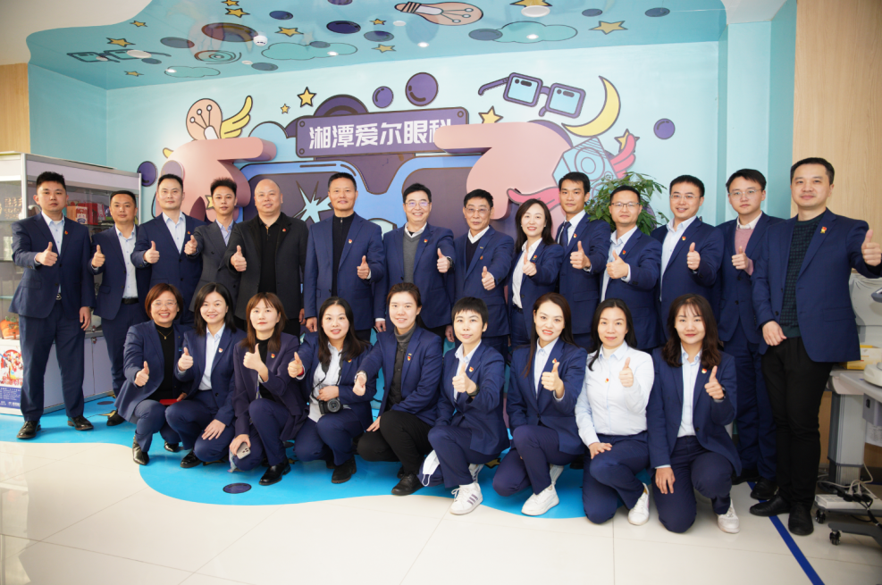 爱尔眼科医院集团第二党支部联合我院党支部开展“传承红色基因，携手共建未来”党日活动插图
