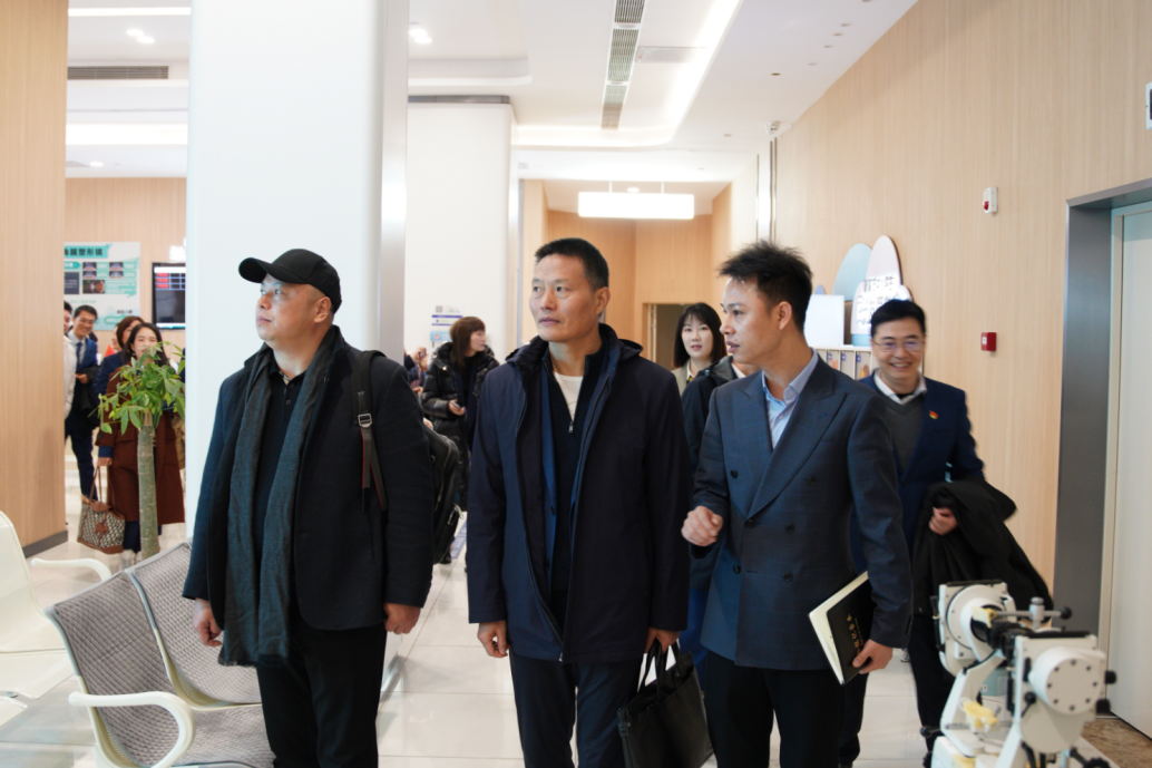 爱尔眼科医院集团第二党支部联合我院党支部开展“传承红色基因，携手共建未来”党日活动插图(1)