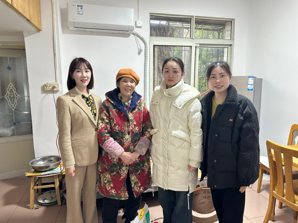 慰问困难群众，她们雪中送“探”很暖心插图