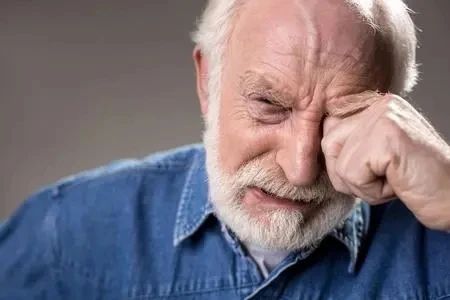 老年人眼泪多，可能是眼睛在“说话”插图