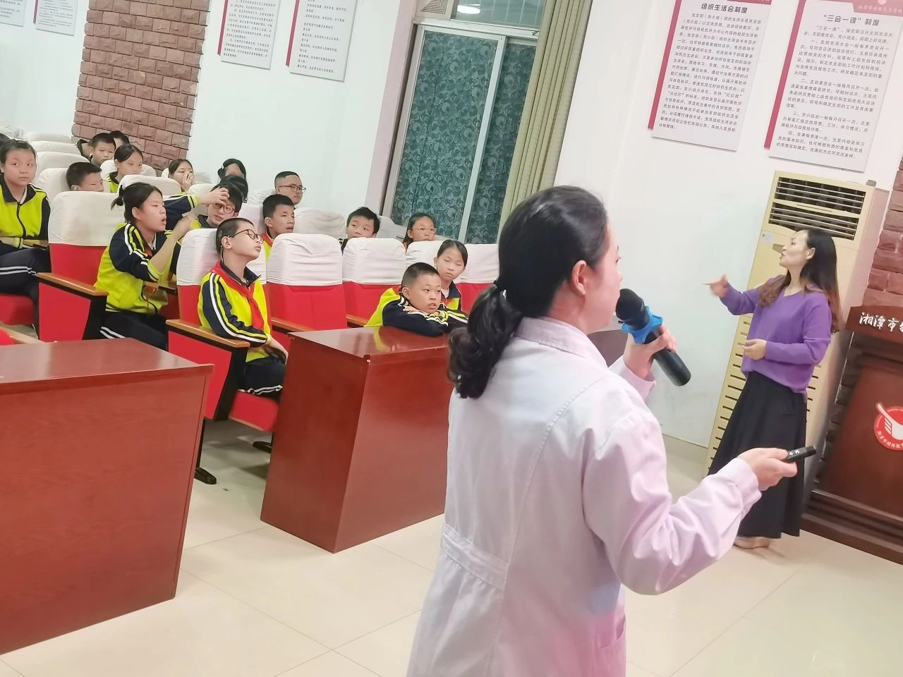 近视防控宣传教育月丨湘潭爱尔眼科医院眼健康科普讲座进校园插图(1)