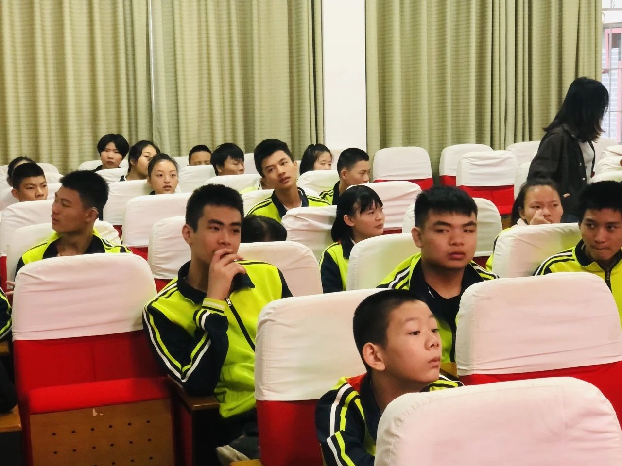 近视防控宣传教育月丨湘潭爱尔眼科医院眼健康科普讲座进校园插图(4)