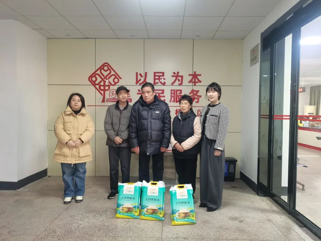 爱心汇聚！湘潭爱尔眼科为困难家庭送温暖关怀插图(1)