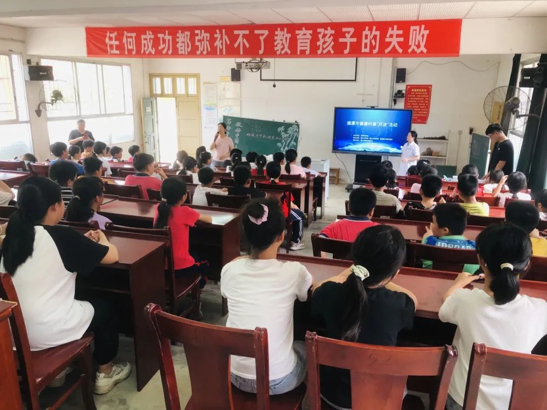 湘潭爱尔眼科“光明行动”走进韶山校园，为千余学子守护清晰“视”界插图(2)